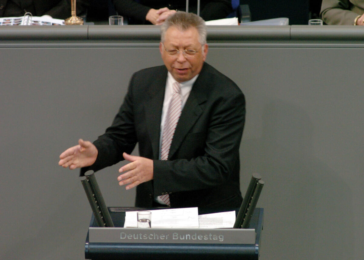 Klaus Brandner, MdB, SPD, Rede Deutscher Bundestag, 16. Sitzung, TOP3, Thema: Moderne Dienstleistungen am Arbeitsmarkt.
Rednerpult. Brandner, Klaus Klaus Brandner, MdB, SPD, Rede Deutscher Bundestag, 16. Sitzung, TOP3, Thema: Moderne Dienstleistungen am Arbeitsmarkt.
Rednerpult.