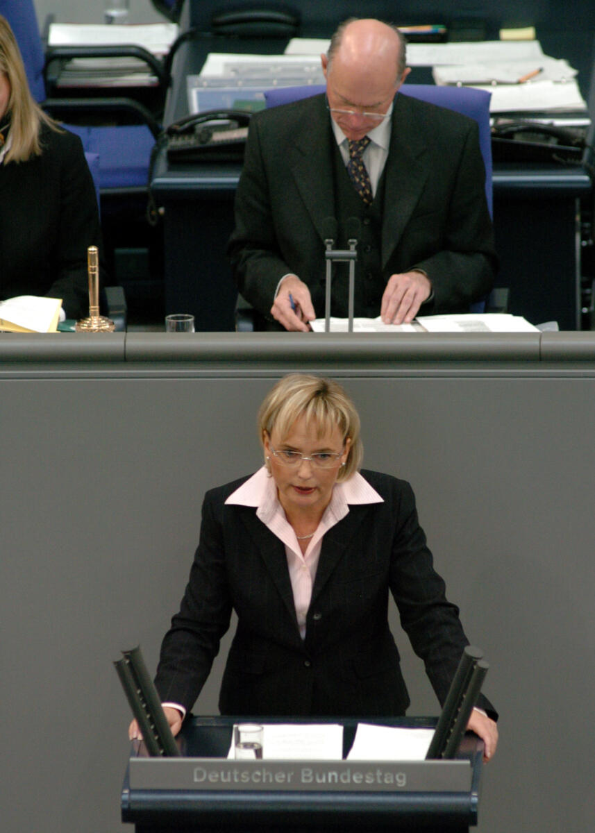 Wicklein, Andrea; Lammert, Norbert Andrea Wicklein, MdB, SPD, Rede Deutscher Bundestag, 16. Sitzung, TOP4, Thema: Mittelstandsförderung. Vorsitz: Bundestagspräsident Dr. Norbert Lammert, CDU/CSU.

Rednerpult.