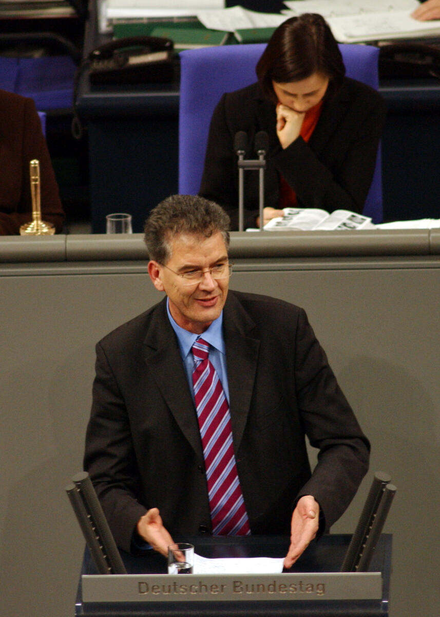 Müller, Gerd; Göring-Eckardt, Katrin Dr. Gerd Müller, PSts., CDU/CSU, Rede Deutscher Bundestag, 16. Sitzung. Vorsitz: Bundestagsvizepräsidentin Katrin Göring-Eckardt, Bündnis 90/Die Grünen.

Rednerpult.