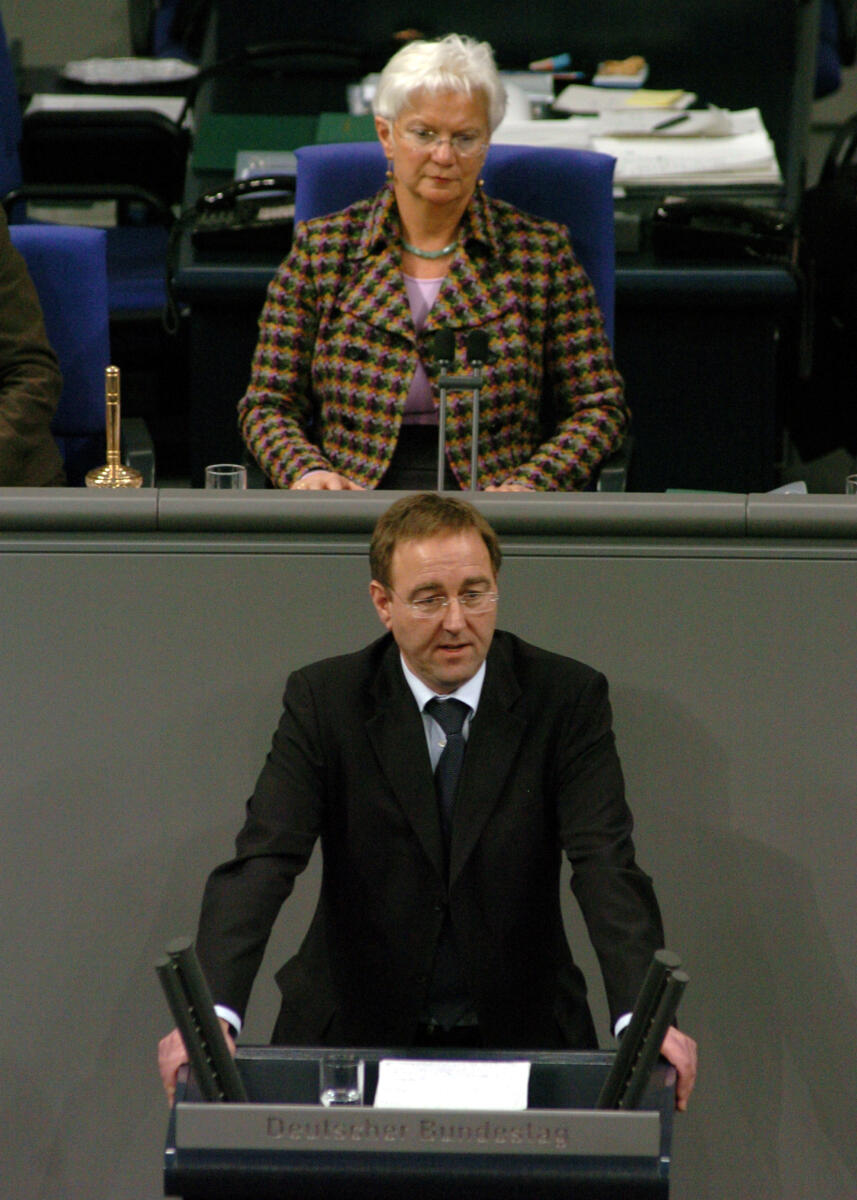 Stöckel, Rolf; Hasselfeldt, Gerda Rolf Stöckel, MdB, SPD, Rede Deutscher Bundestag, 18. Sitzung, ZP1, Thema: Aktuelle Stunde, geplante Kürzungen bei Hartz IV zu Lasten junger Erwachsener. Vorsitz: Bundestagsvizepräsidentin Gerda Hasselfeldt, CDU/CSU.

Rednerpult.