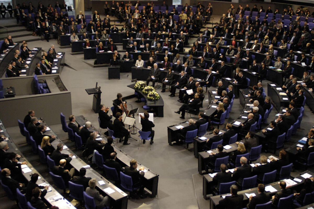 27.1.2006, im Plenarsaal findet die Gedenkstunde des Deutschen Bundestages zum; "Tag des Gedenkens an die Opfer des Nationalsozialismus" statt.; Abgeordnete, MdB,Regierungsbank besetzt, Bundesratsbank besetzt, Musikalische Begleitung das Vogler Quartett, Ehrengäste, Rednerpult, Blumen, Blick in den Plenarsaal, Übersicht 27.1.2006, im Plenarsaal findet die Gedenkstunde des Deutschen Bundestages zum; "Tag des Gedenkens an die Opfer des Nationalsozialismus" statt.; Abgeordnete, MdB,Regierungsbank besetzt, Bundesratsbank besetzt, Musikalische Begleitung das Vogler Quartett, Ehrengäste, Rednerpult, Blumen, Blick in den Plenarsaal, Übersicht