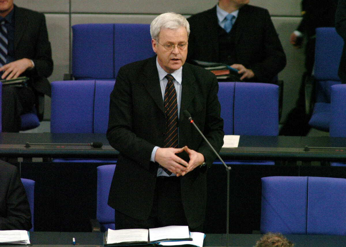 Dr. Hermann Kues, Parlamentarischer Staatssekretär beim Bundesministerin für Familie, Senioren, Frauen und Jugend, CDU/CSU, MdB, beantwortet von der Regierungsbank Fragen der Abgeordneten während der 15. Sitzung in der Fragestunde des Deutschen Bundestages. Kues, Hermann Dr. Hermann Kues, Parlamentarischer Staatssekretär beim Bundesministerin für Familie, Senioren, Frauen und Jugend, CDU/CSU, MdB, beantwortet von der Regierungsbank Fragen der Abgeordneten während der 15. Sitzung in der Fragestunde des Deutschen Bundestages.