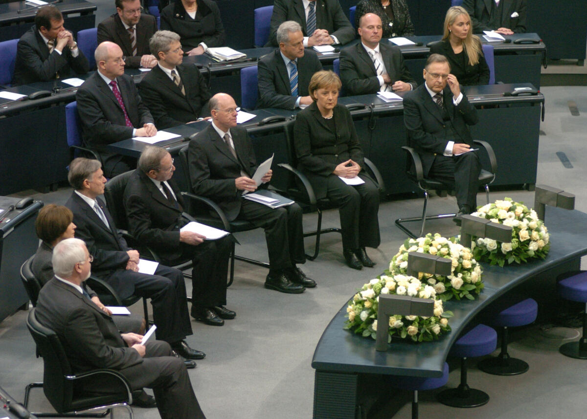 Anlässlich des Tages des Gedenkens an die Opfer des Nationalsozialismus, tritt der Deutsche Bundestag zu einer Gedenkstunde im Reichstagsgebäude zusammen.; v.l.n.r.; Bundesratspräsident Peter Harry Carstensen, CDU/CSU, Eva Luise Köhler, Frau des Bundespräsidenten, Bundespräsident Horst Köhler, Prof. Dr. h. c. Ernst Cramer, Bundestagspräsident Dr. Norbert Lammert, CDU/CSU, Bundeskanzlerin Dr. Angela Merkel, CDU/CSU, Prof. Dr. Dr. h.c. Hans-Jürgen Papier, Präsident des Bundesverfassungsgericht; 2. Reihe: Volker Kauder, CDU, Dr. Norbert Röttgen, CDU/CSU, Dr. Peter Rammsauer, CDU/CSU, Hartmut Koschyk, CDU/CSU, Dr. Martina Krogmann, CDU/CSU.; 3. Reihe: Dr. Friedbert Pflüger, CDU/CSU, Bernhard Kaster, CDU/CSU Carstensen, Peter Harry; Köhler, Eva Luise; Cramer, Ernst; Lammert, Norbert; Merkel, Angela; Papier, Hans-Jürgen Anlässlich des Tages des Gedenkens an die Opfer des Nationalsozialismus, tritt der Deutsche Bundestag zu einer Gedenkstunde im Reichstagsgebäude zusammen.; v.l.n.r.; Bundesratspräsident Peter Harry Carstensen, CDU/CSU, Eva Luise Köhler, Frau des Bundespräsidenten, Bundespräsident Horst Köhler, Prof. Dr. h. c. Ernst Cramer, Bundestagspräsident Dr. Norbert Lammert, CDU/CSU, Bundeskanzlerin Dr. Angela Merkel, CDU/CSU, Prof. Dr. Dr. h.c. Hans-Jürgen Papier, Präsident des Bundesverfassungsgericht; 2. Reihe: Volker Kauder, CDU, Dr. Norbert Röttgen, CDU/CSU, Dr. Peter Rammsauer, CDU/CSU, Hartmut Koschyk, CDU/CSU, Dr. Martina Krogmann, CDU/CSU.; 3. Reihe: Dr. Friedbert Pflüger, CDU/CSU, Bernhard Kaster, CDU/CSU