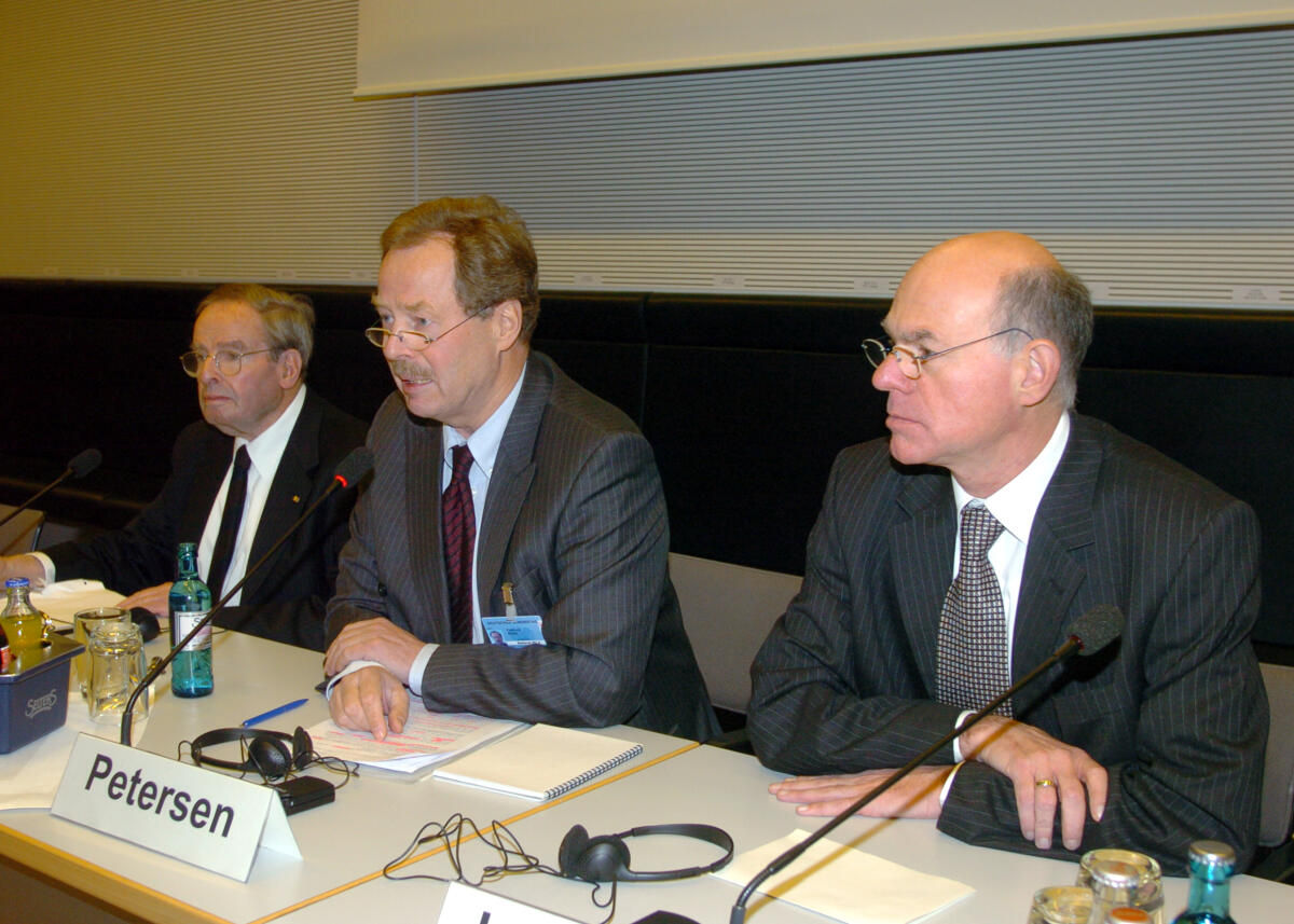 Lammert, Norbert; Cramer, Ernst; Peter, Sönke Bundestagspräsident Dr. Norbert Lammert, CDU/CSU, (re), Sönke Petersen, Moderator, (mitte) Prof. Dr. Ernst Cramer, (li), diskutieren mit Jugendlichen nach der Gedenkstunde im Bundestag für die Opfer des Nationalsozialismus.; Jugend, Jugendliche, Diskussion.