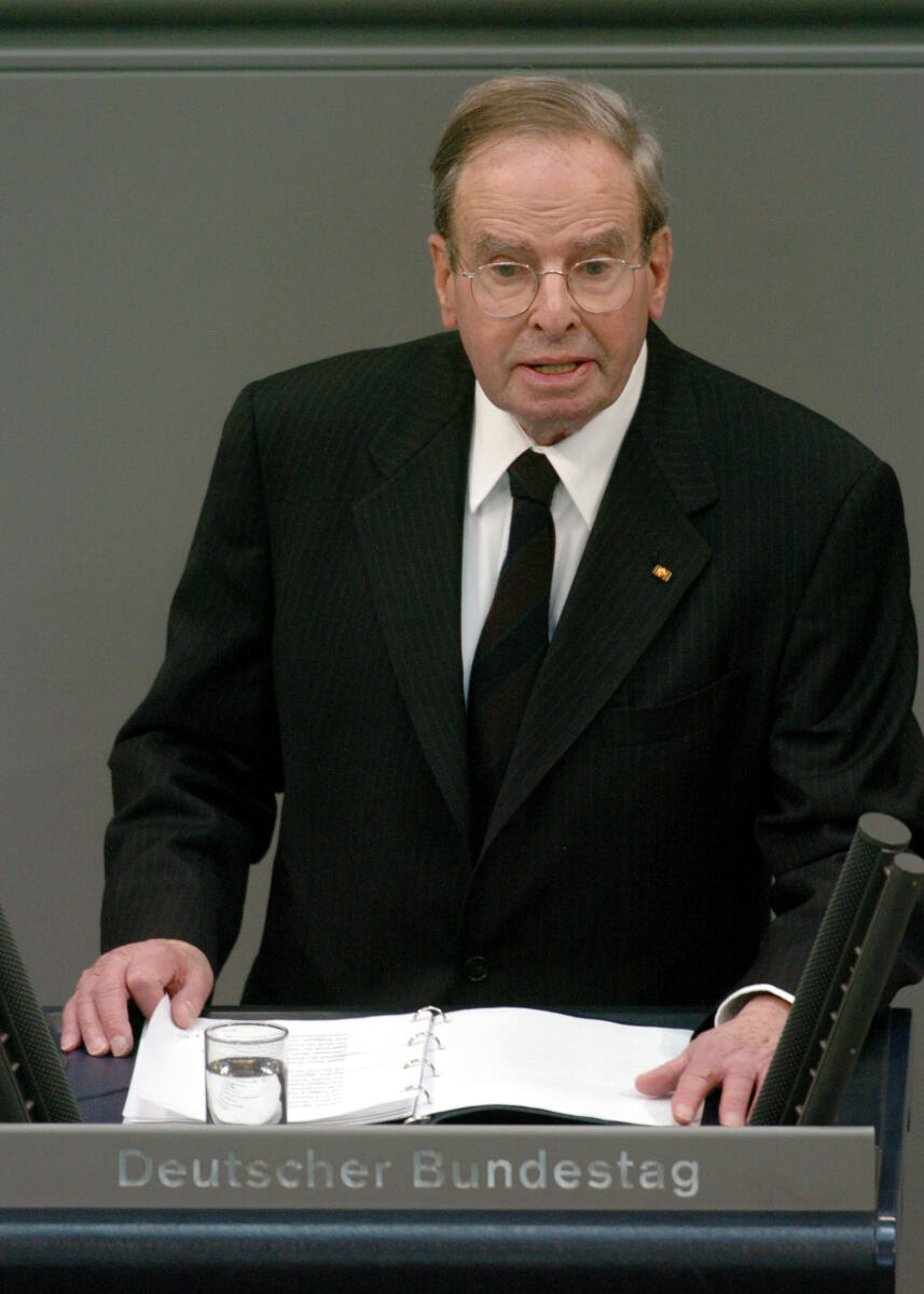 Cramer, Ernst Prof. Dr. h.c. Ernst Cramer bei seiner Rede zum Tag des Gedenkens an die Opfer des Nationalsozialismus, Gedenkstunde des Deutschen Bundestages.