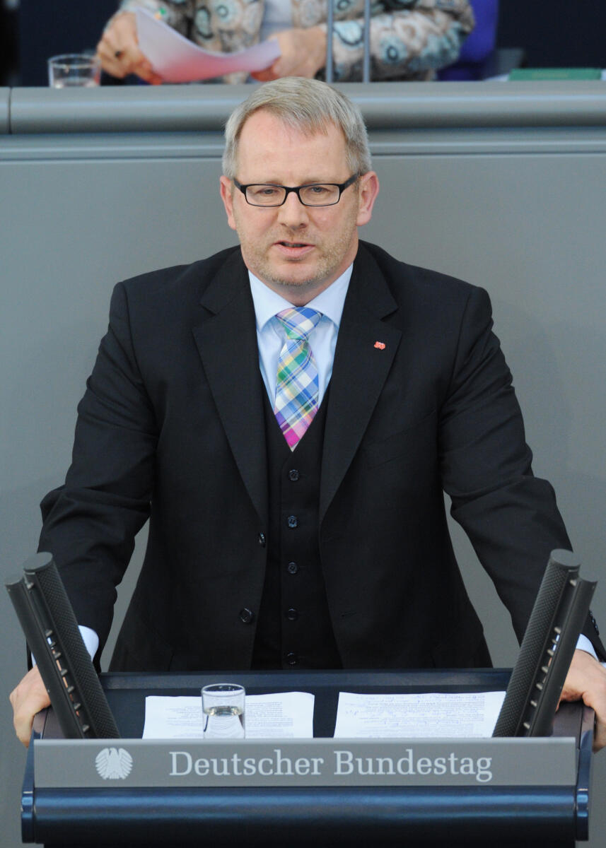 Kahrs, Johannes Johannes Kahrs, SPD, Bundestagsabgeordneter, Abgeordneter, Mitglied Deutscher Bundestag, MdB, Rede, 114. Sitzung, ZP 1, Thema: Auslaufen des Finanzhilfeprogramms für Griechenland, Redner 9.; Rednerpult.