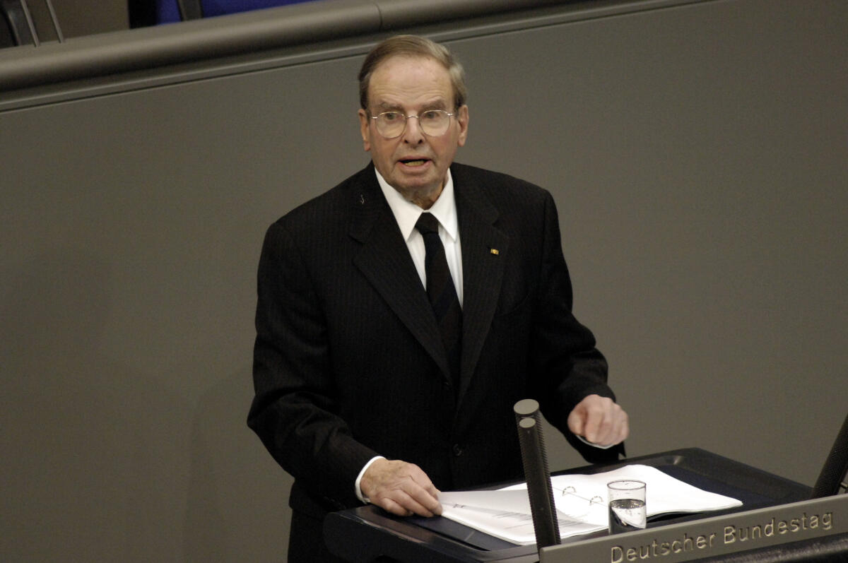 Cramer, Ernst 27.1.2006, im Plenarsaal findet die Gedenkstunde des Deutschen Bundestages zum; "Tag des Gedenkens an die Opfer des Nationalsozialismus" statt.; Die Gedenkrede hält, Professor Ernst Cramer.; Rede Redner, Rednerpult