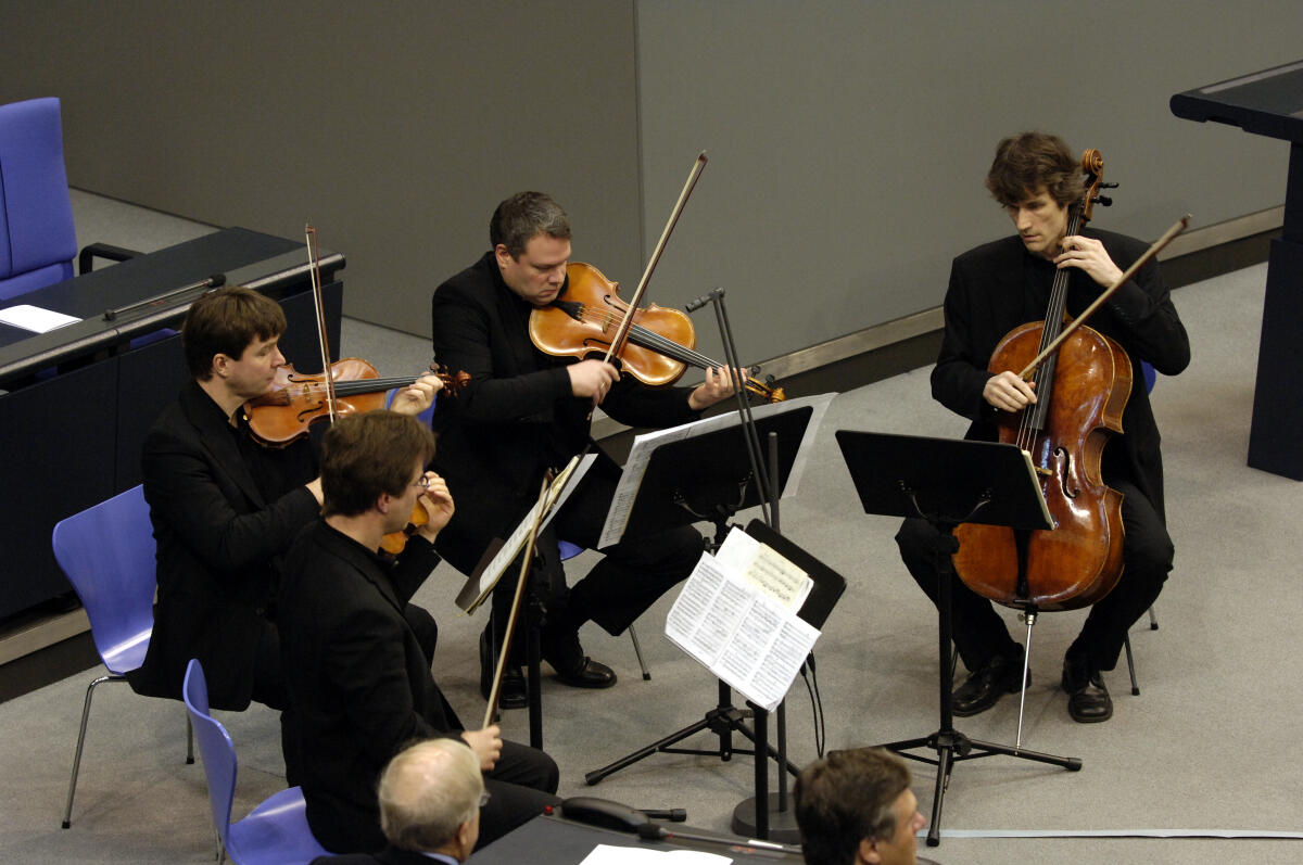 27.1.2006, im Plenarsaal findet die Gedenkstunde des Deutschen Bundestages zum; Tag des Gedenkens an die Opfer des Nationalsozialismus statt.; Musikalische Begleitung durch das Vogler Quartett. Von links: Tim Vogler, Violine, Frank Reinecke, Violine, Stefan Fehlandt, Viola und Stephan Forck, Violoncello. 27.1.2006, im Plenarsaal findet die Gedenkstunde des Deutschen Bundestages zum; Tag des Gedenkens an die Opfer des Nationalsozialismus statt.; Musikalische Begleitung durch das Vogler Quartett. Von links: Tim Vogler, Violine, Frank Reinecke, Violine, Stefan Fehlandt, Viola und Stephan Forck, Violoncello.