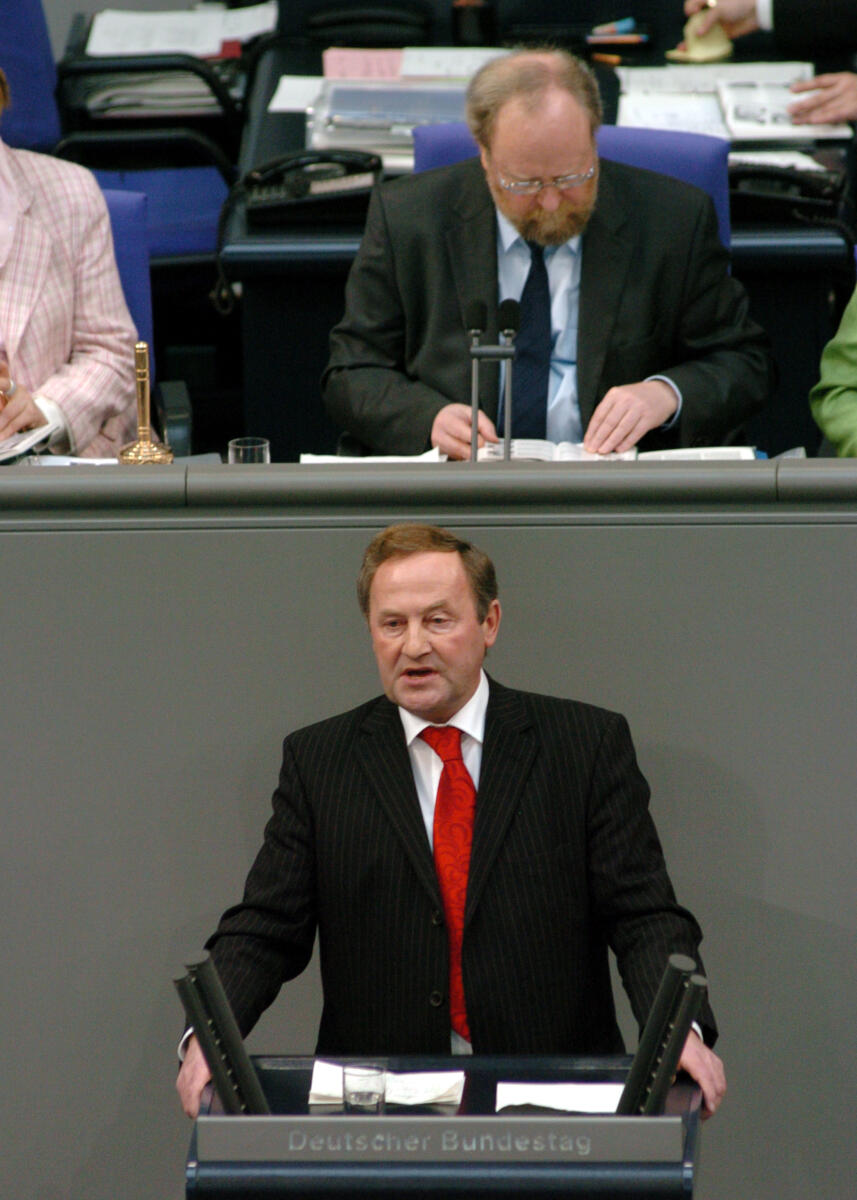 Dr. Edmund Peter Geisen, MdB, FDP, Rede Deutscher Bundestag, 19. Sitzung, ZP2, Thema: Zur aktuellen Situation zur Vogelgrippe. Vorsitz: Bundestagsvizepräsident Wolfgang Thierse, SPD.; Rednerpult. Geisen, Edmund Peter; Thierse, Wolfgang Dr. Edmund Peter Geisen, MdB, FDP, Rede Deutscher Bundestag, 19. Sitzung, ZP2, Thema: Zur aktuellen Situation zur Vogelgrippe. Vorsitz: Bundestagsvizepräsident Wolfgang Thierse, SPD.; Rednerpult.