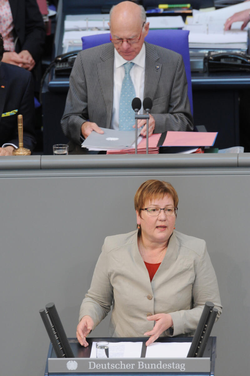 Iris Gleicke, PSts., SPD, Bundestagsabgeordnete, Abgeordnete, Mitglied Deutscher Bundestag, MdB, Rede, 109. Sitzung, Top 3, Thema: Bürokratieentlastungsgesetz, Vorsitz: Bundestagspräsident Prof. Dr. Norbert Lammert, CDU/CSU.; Rednerpult. Gleicke, Iris; Lammert, Norbert Iris Gleicke, PSts., SPD, Bundestagsabgeordnete, Abgeordnete, Mitglied Deutscher Bundestag, MdB, Rede, 109. Sitzung, Top 3, Thema: Bürokratieentlastungsgesetz, Vorsitz: Bundestagspräsident Prof. Dr. Norbert Lammert, CDU/CSU.; Rednerpult.