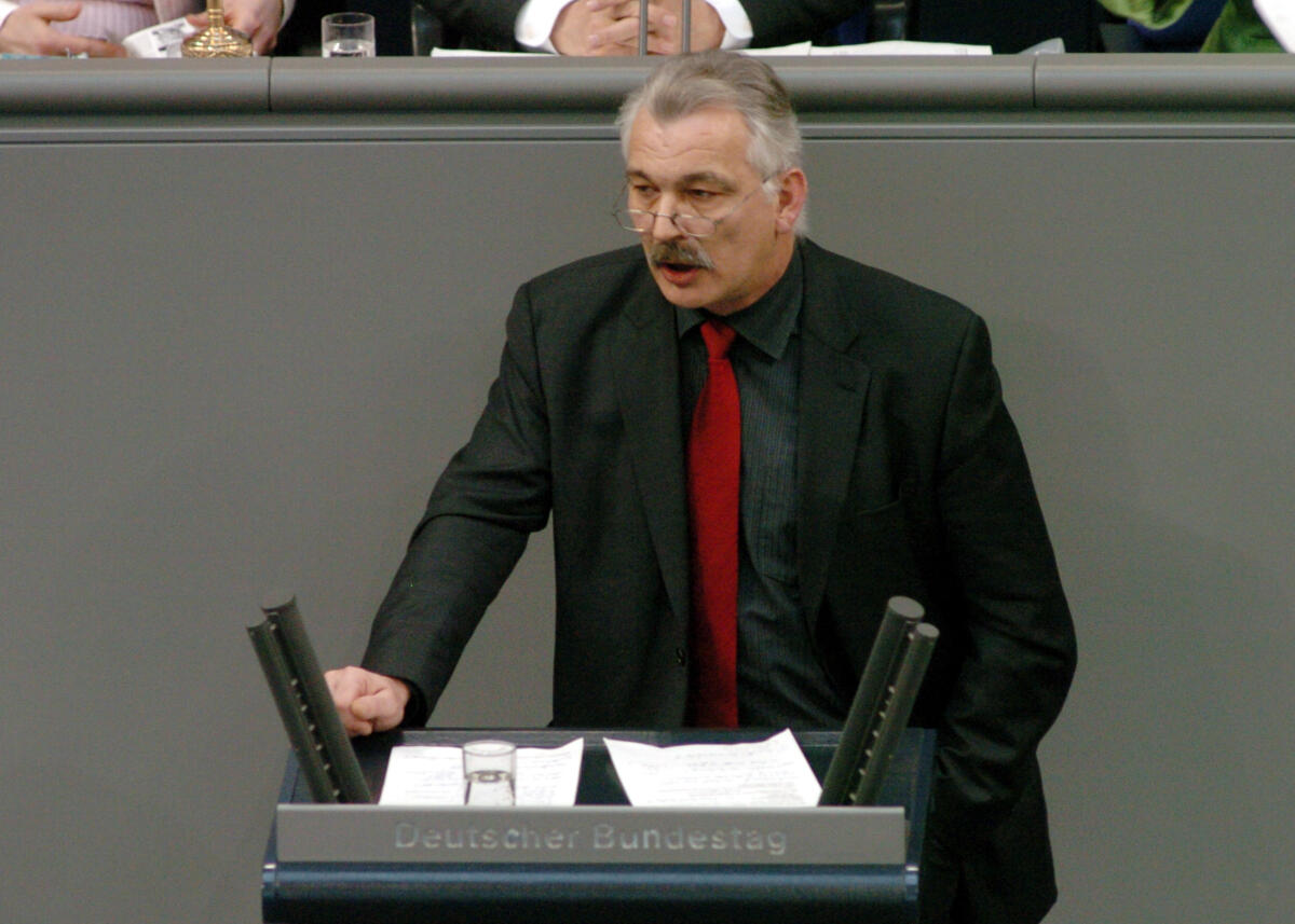 Dr. Wilhelm Priesmeier, MdB, SPD, Rede Deutscher Bundestag, 19. Sitzung, ZP2, Thema: Zur aktuellen Situation zur Vogelgrippe.; Rednerpult. Priesmeier, Wilhelm Dr. Wilhelm Priesmeier, MdB, SPD, Rede Deutscher Bundestag, 19. Sitzung, ZP2, Thema: Zur aktuellen Situation zur Vogelgrippe.; Rednerpult.