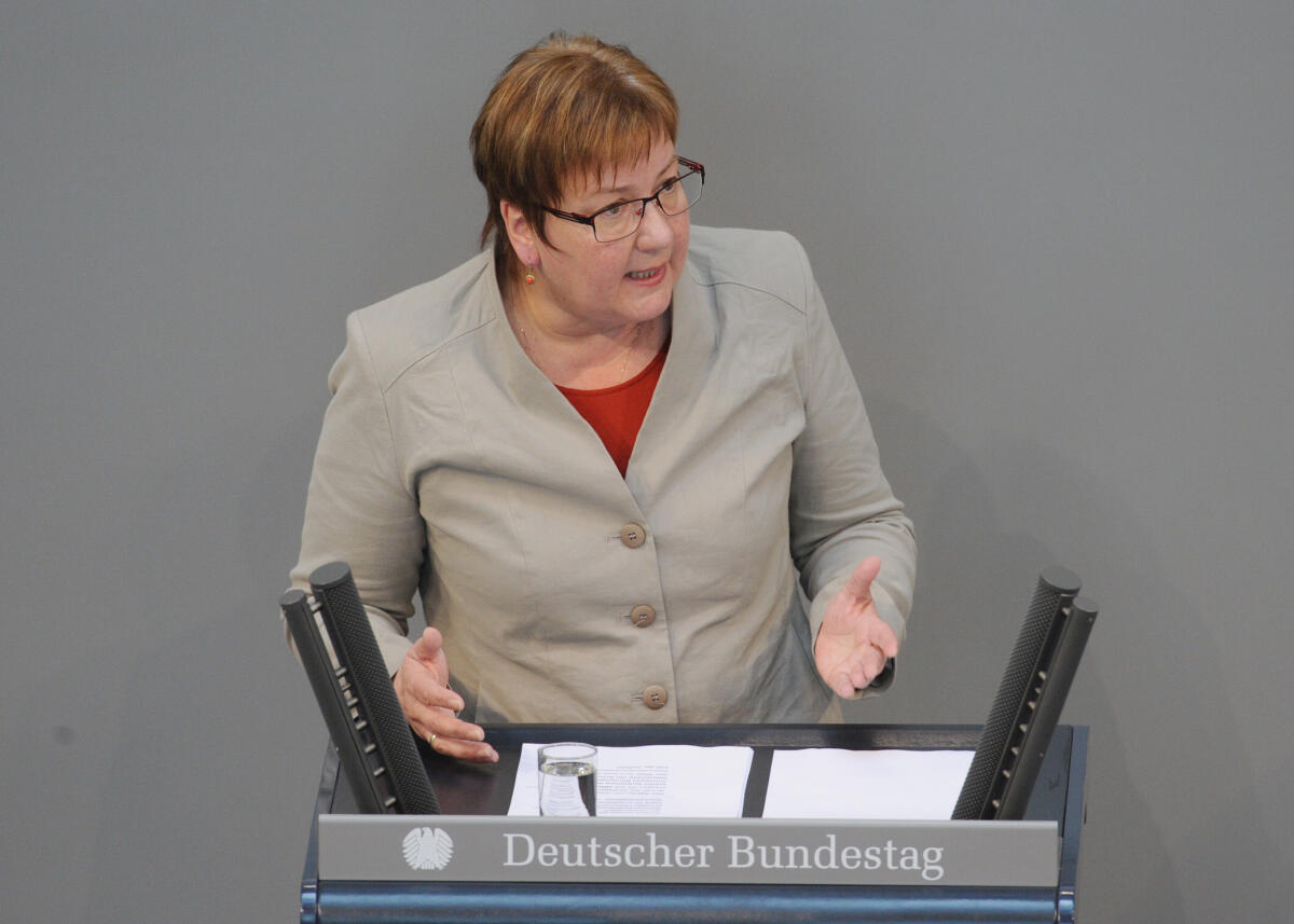 Iris Gleicke, PSts., SPD, Bundestagsabgeordnete, Abgeordnete, Mitglied Deutscher Bundestag, MdB, Rede, 109. Sitzung, Top 3, Thema: Bürokratieentlastungsgesetz.; Rednerpult. Gleicke, Iris Iris Gleicke, PSts., SPD, Bundestagsabgeordnete, Abgeordnete, Mitglied Deutscher Bundestag, MdB, Rede, 109. Sitzung, Top 3, Thema: Bürokratieentlastungsgesetz.; Rednerpult.