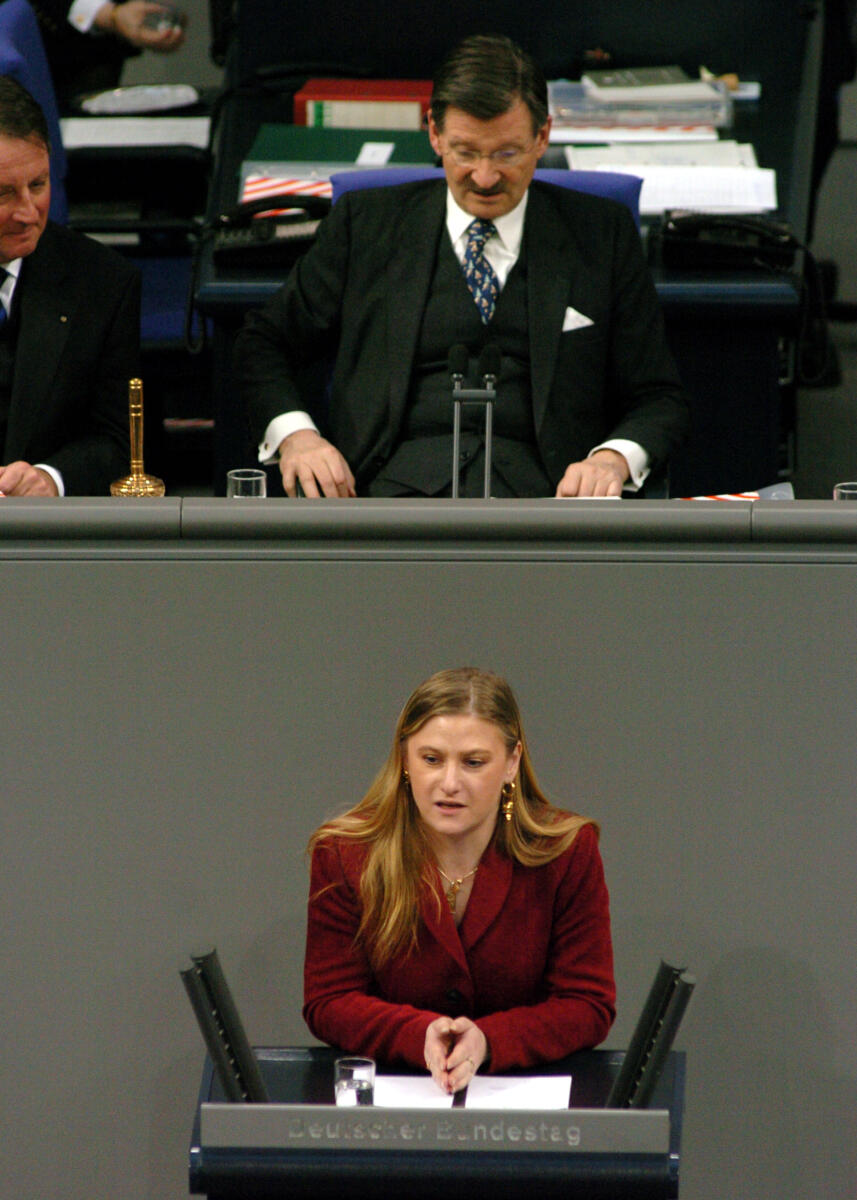 Violka, Simone; Solms, Hermann Otto Simone Violka, MdB, SPD, Rede, Deutscher Bundestag, 13. Sitzung, ZP1, Thema: Verzicht auf MwSt. Erhöhung. Vorsitz: Bundestagsvizepräsident Dr. Hermann Otto Solms, FDP.; Rednerpult.