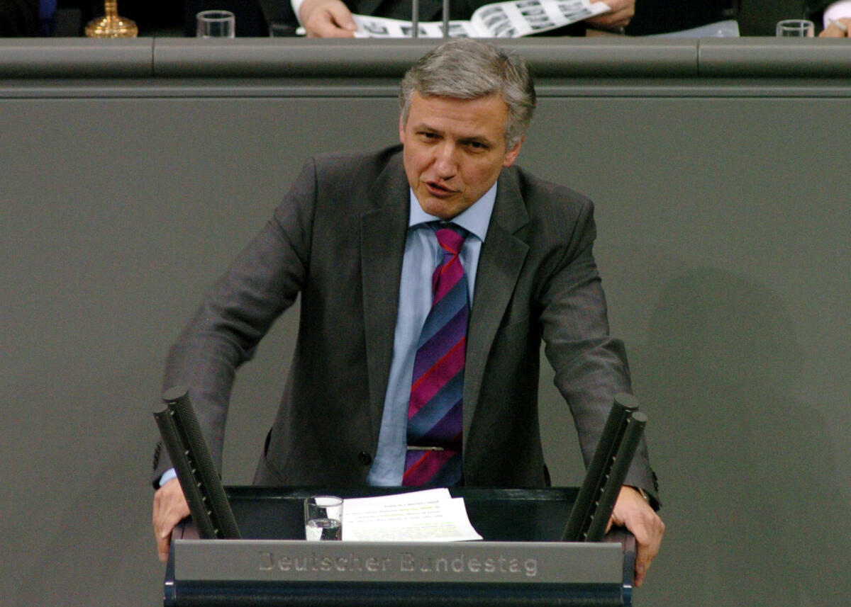 Manfred Kolbe, MdB, CDU/CSU, Rede, Deutscher Bundestag, 13. Sitzung, ZP1, Thema: Verzicht auf MwSt. Erhöhung.; Rednerpult. Kolbe, Manfred Manfred Kolbe, MdB, CDU/CSU, Rede, Deutscher Bundestag, 13. Sitzung, ZP1, Thema: Verzicht auf MwSt. Erhöhung.; Rednerpult.