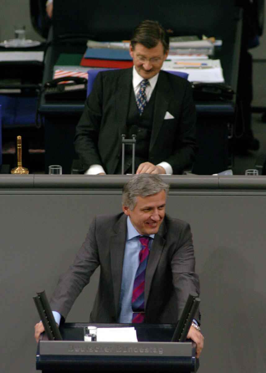 Kolbe, Manfred; Solms, Hermann Otto Manfred Kolbe, MdB, CDU/CSU, Rede, Deutscher Bundestag, 13. Sitzung, ZP1, Thema: Verzicht auf MwSt. Erhöhung. Vorsitz: Bundestagsvizepräsident Dr. Hermann Otto Solms, FDP.; Rednerpult.
