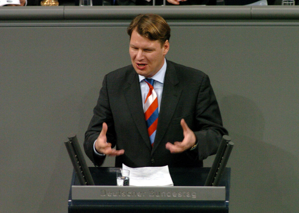Klaas Hübner, MdB, SPD, Rede, Deutscher Bundestag, 13. Sitzung, ZP1, Thema: Verzicht auf MwSt. Erhöhung.
Rednerpult. Hübner, Klaas Klaas Hübner, MdB, SPD, Rede, Deutscher Bundestag, 13. Sitzung, ZP1, Thema: Verzicht auf MwSt. Erhöhung.
Rednerpult.