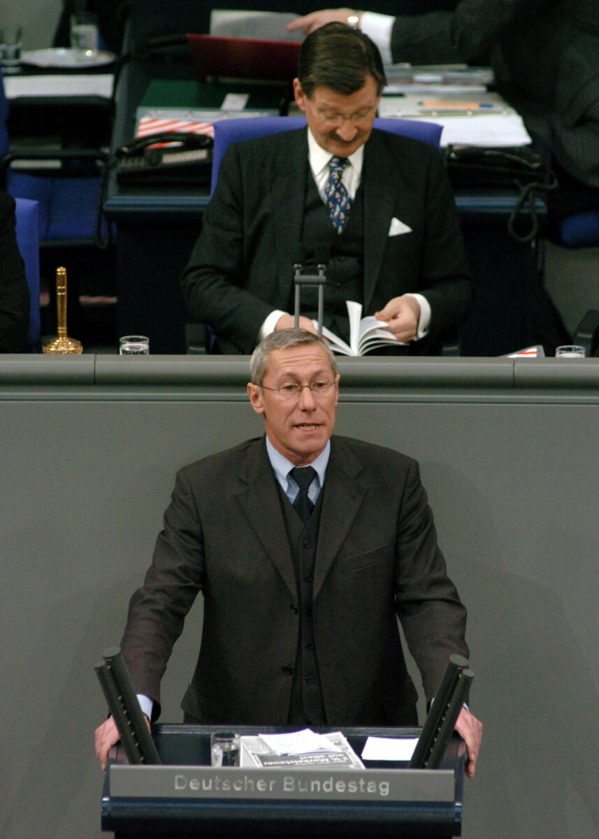 Claus, Roland; Solms, Hermann Otto Roland Claus, MdB, DIE LINKE., Rede, Deutscher Bundestag, 13. Sitzung, ZP1, Thema: Verzicht auf MwSt. Erhöhung. Vorsitz: Bundestagsvizepräsident Dr. Hermann Otto Solms, FDP.; Rednerpult.