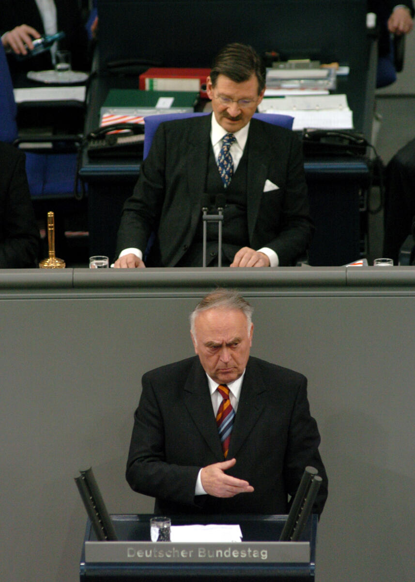 Böhmer, Wolfgang; Solms, Hermann Otto Dr. Wolfgang Böhmer, Ministerpräsident Sachsen-Anhalt, CDU/CSU, Rede, Deutscher Bundestag, 13. Sitzung, ZP1, Thema: Verzicht auf MwSt. Erhöhung. Vorsitz: Bundestagsvizepräsident Dr. Hermann Otto Solms, FDP.; Rednerpult.