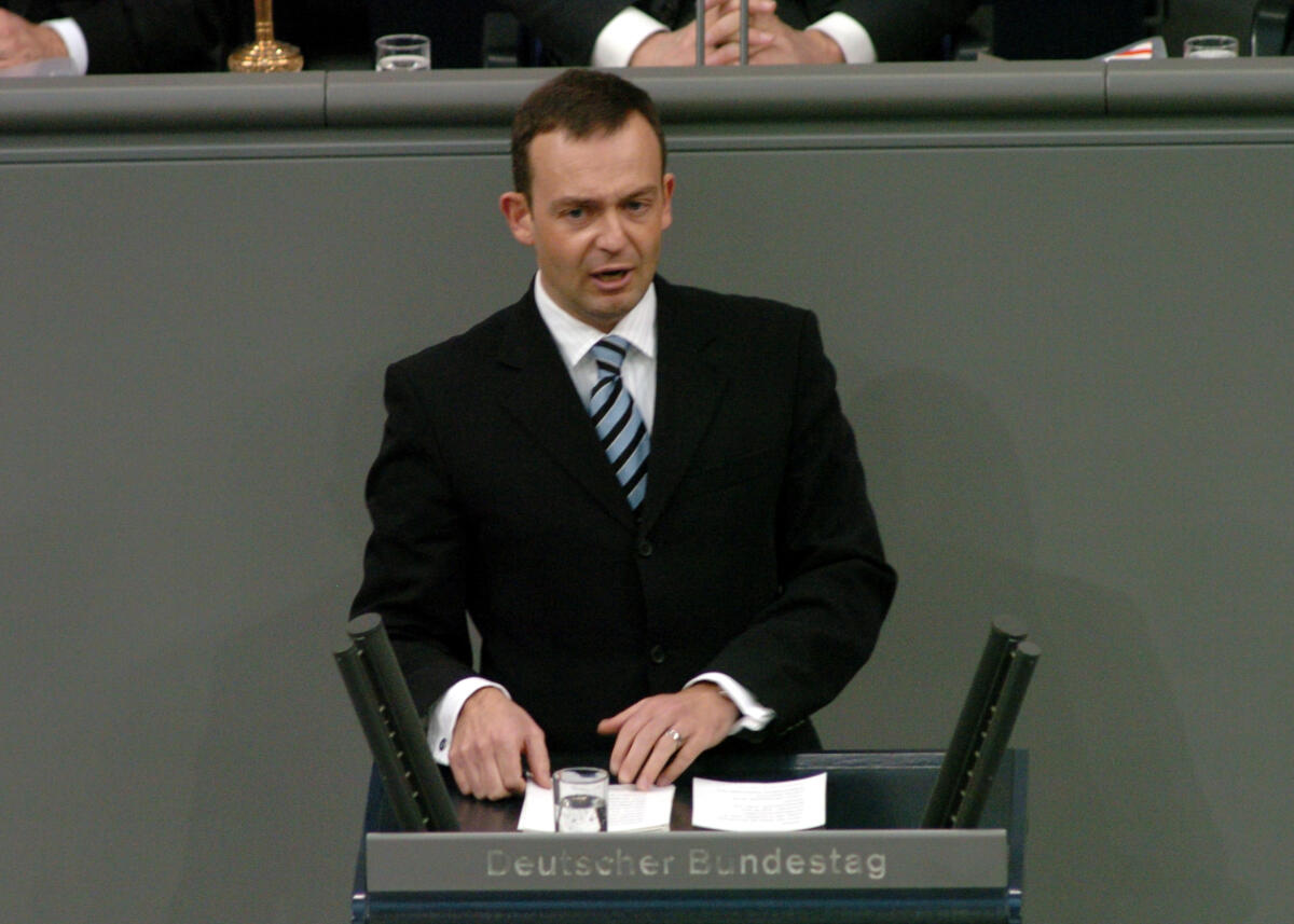 Wissing, Volker Dr. Volker Wissing, MdB, FDP, Rede, Deutscher Bundestag, 13. Sitzung, ZP1, Thema: Verzicht auf MwSt. Erhöhung.

Rednerpult.