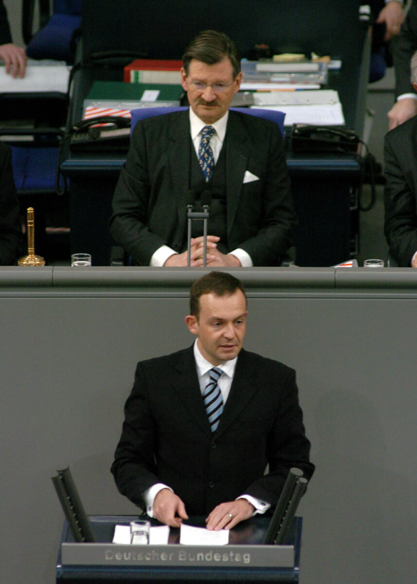 Wissing, Volker; Solms, Hermann Otto Dr. Volker Wissing, MdB, FDP, Rede, Deutscher Bundestag, 13. Sitzung, ZP1, Thema: Verzicht auf MwSt. Erhöhung. Vorsitz: Bundestagsvizepräsident Dr. Hermann Otto Solms, FDP.; Rednerpult.