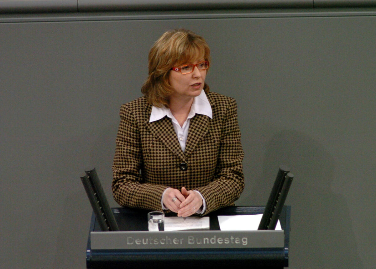 Hinz, Petra Petra Hinz, MdB, SPD, Rede, Deutscher Bundestag, 13. Sitzung, ZP1, Thema: Verzicht auf MwSt. Erhöhung.

Rednerpult.