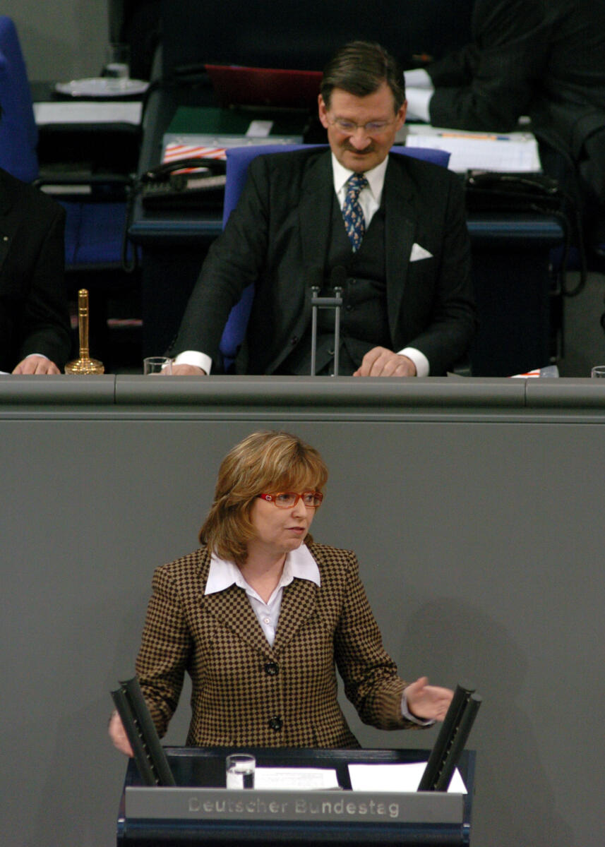 Hinz, Petra; Solms, Hermann Otto Petra Hinz, MdB, SPD, Rede, Deutscher Bundestag, 13. Sitzung, ZP1, Thema: Verzicht auf MwSt. Erhöhung. Vorsitz: Bundestagsvizepräsident Dr. Hermann Otto Solms, FDP.; Rednerpult.