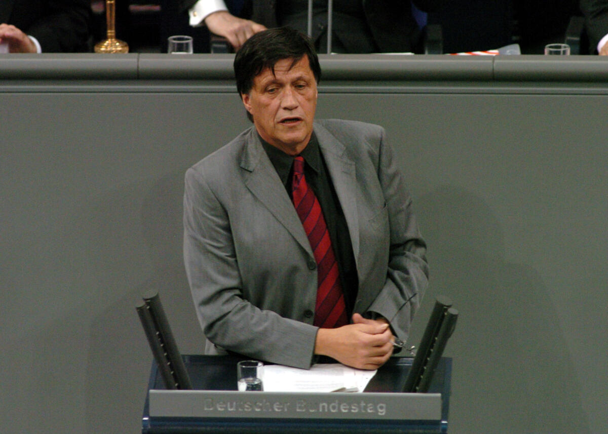 Maurer, Ulrich UIrich Maurer, MdB, DIE LINKE., Rede, Deutscher Bundestag, 13. Sitzung, ZP1, Thema: Verzicht auf MwSt. Erhöhung.; Rednerpult.
