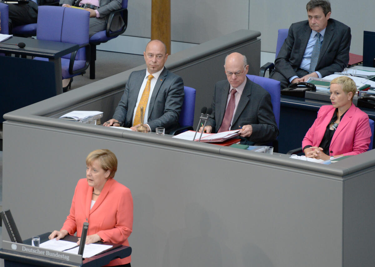 Feist, Thomas; Scharfenberg, Elisabeth; Lammert, Norbert; Merkel, Angela Schriftführer: Dr. Thomas Feist, (li), CDU/CSU, Elisabeth Scharfenberg, (re), Bündnis 90/Die Grünen, Vorsitz: Bundestagspräsident Prof. Dr. Norbert Lammert, CDU/CSU, am Rednerpult: Bundeskanzlerin Dr. Angela Merkel, CDU/CSU.