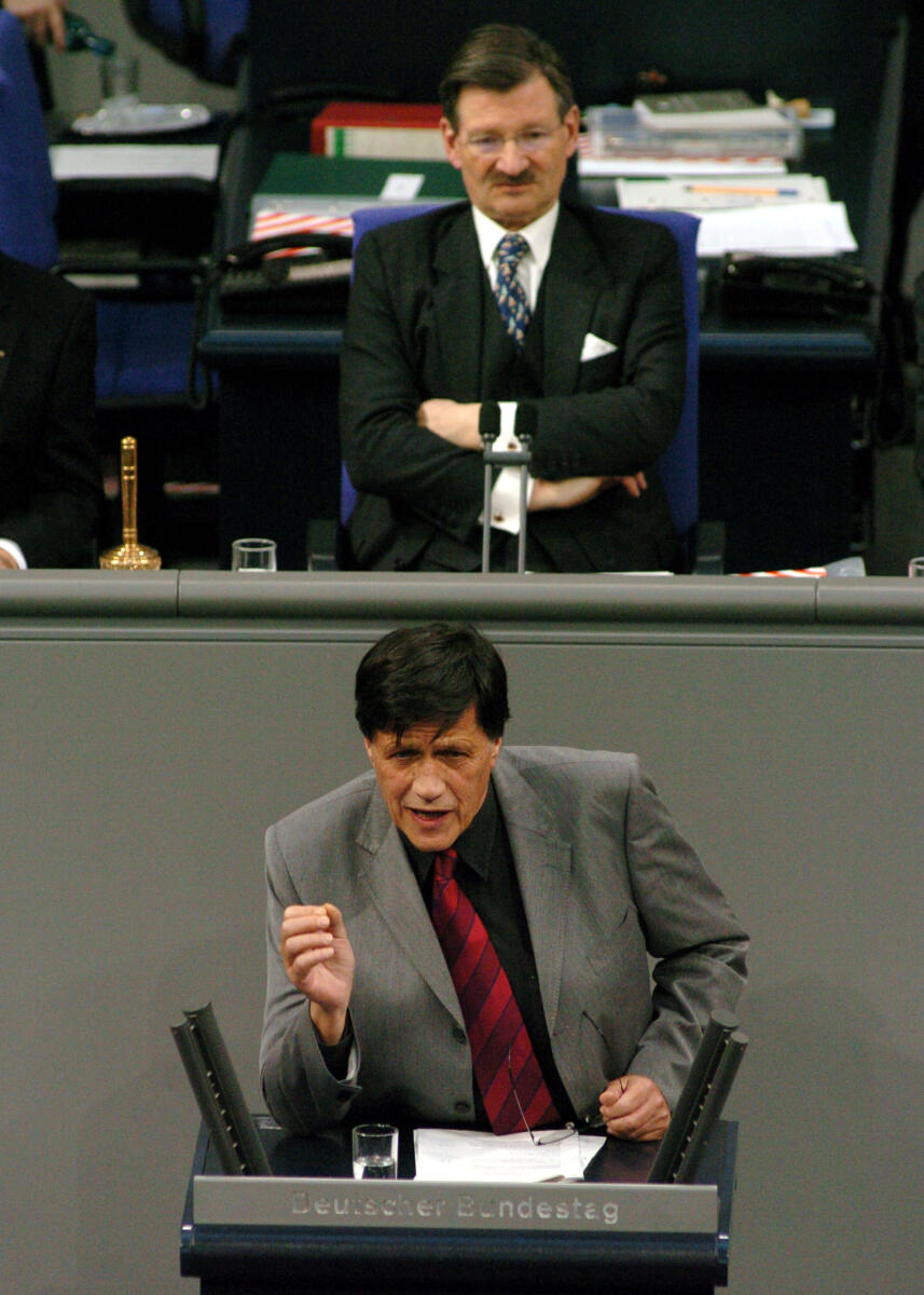 Maurer, Ulrich; Solms, Hermann Otto UIrich Maurer, MdB, DIE LINKE. Rede, Deutscher Bundestag, 13. Sitzung, ZP1, Thema: Verzicht auf MwSt. Erhöhung. Vorsitz: Bundestagsvizepräsident Dr. Hermann Otto Solms, FDP.; Rednerpult.