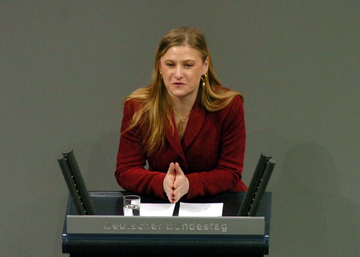 Violka, Simone Simone Violka, MdB, SPD, Rede, Deutscher Bundestag, 13. Sitzung, ZP1, Thema: Verzicht auf MwSt. Erhöhung.

Rednerpult.