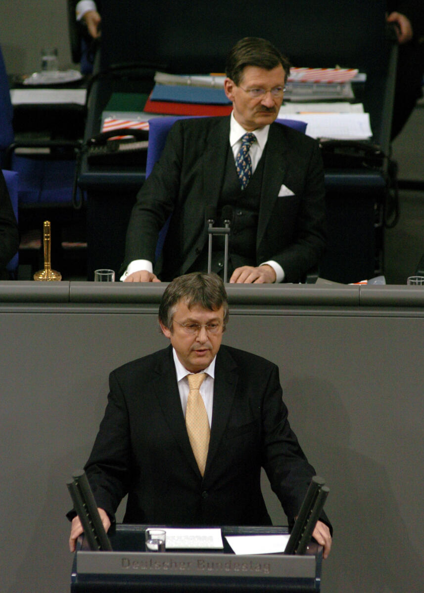 Wistuba, Engelbert; Solms, Hermann Otto Engelbert Wistuba, MdB, SPD, Rede, Deutscher Bundestag, 13. Sitzung, ZP1, Thema: Verzicht auf MwSt. Erhöhung. Vorsitz: Bundestagsvizepräsident Dr. Hermann Otto Solms, FDP.; Rednerpult.