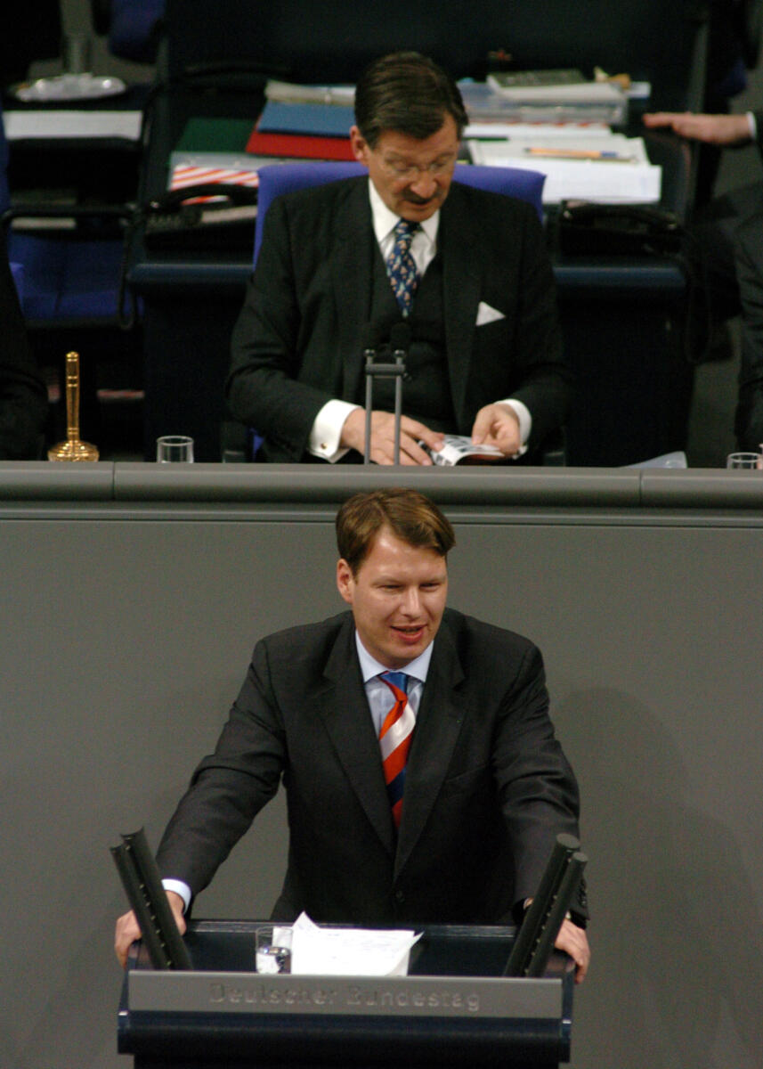 Hübner, Klaas; Solms, Hermann Otto Klaas Hübner, MdB, SPD, Rede, Deutscher Bundestag, 13. Sitzung, ZP1, Thema: Verzicht auf MwSt. Erhöhung. Vorsitz: Bundestagsvizepräsident Dr. Hermann Otto Solms, FDP.; Rednerpult.