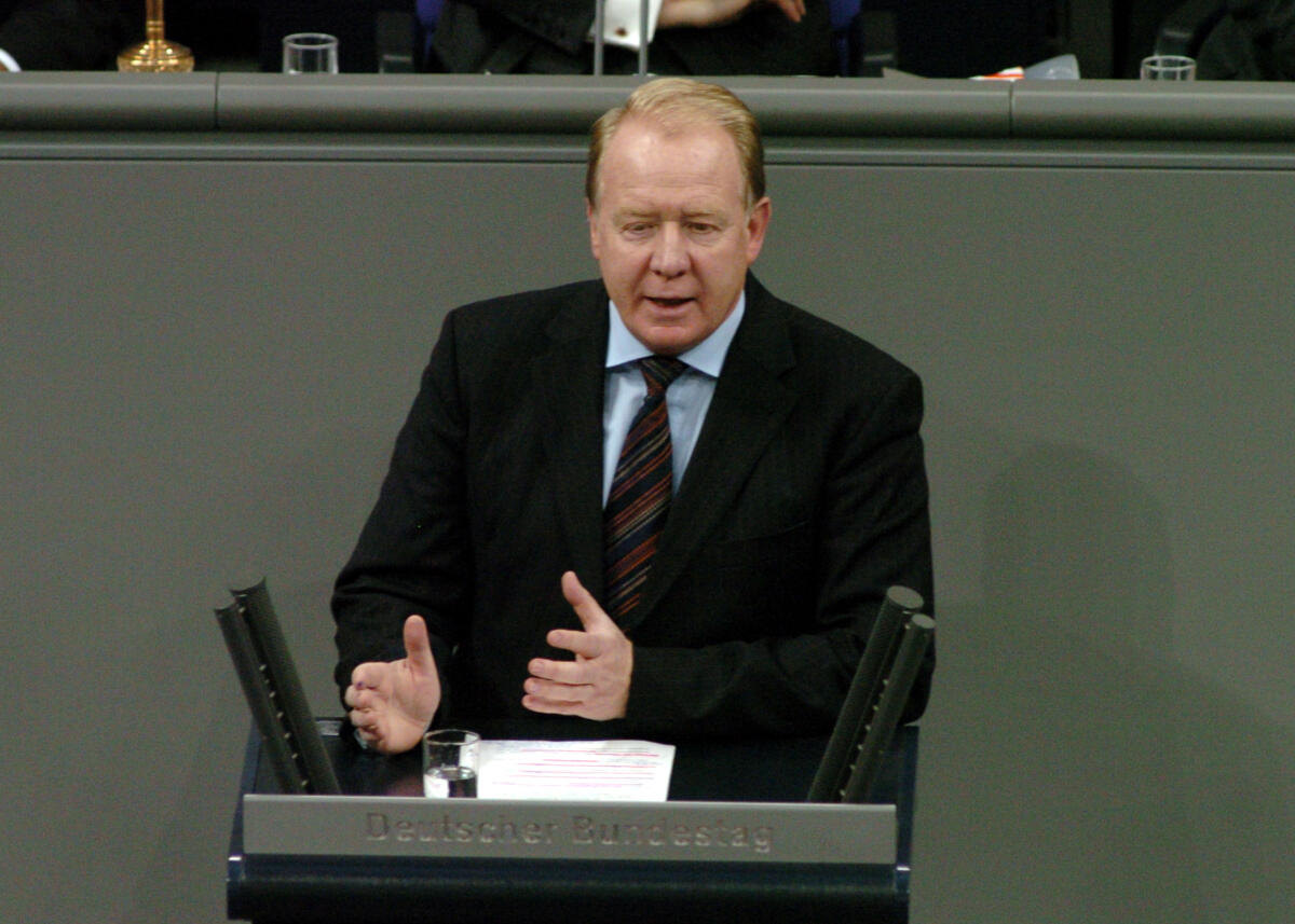 Michelbach, Hans Hans Michelbach, MdB, CDU/CSU, Rede, Deutscher Bundestag, 13. Sitzung, ZP1, Thema: Verzicht auf MwSt. Erhöhung.

Rednerpult.