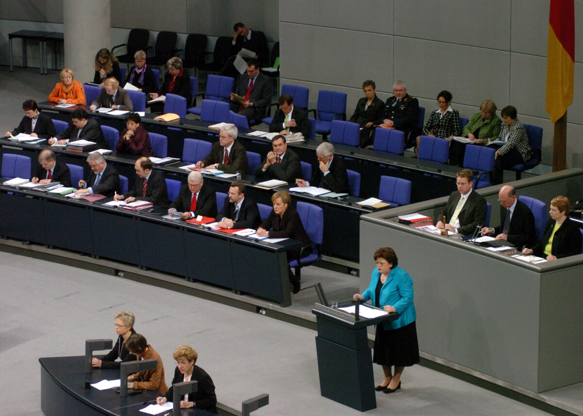 Jahresbericht des Wehrbeauftragten 2004, Deutscher Bundestag, TOP12.; Übersicht Plenarsaal. Schäfer, Anita Jahresbericht des Wehrbeauftragten 2004, Deutscher Bundestag, TOP12.; Übersicht Plenarsaal.