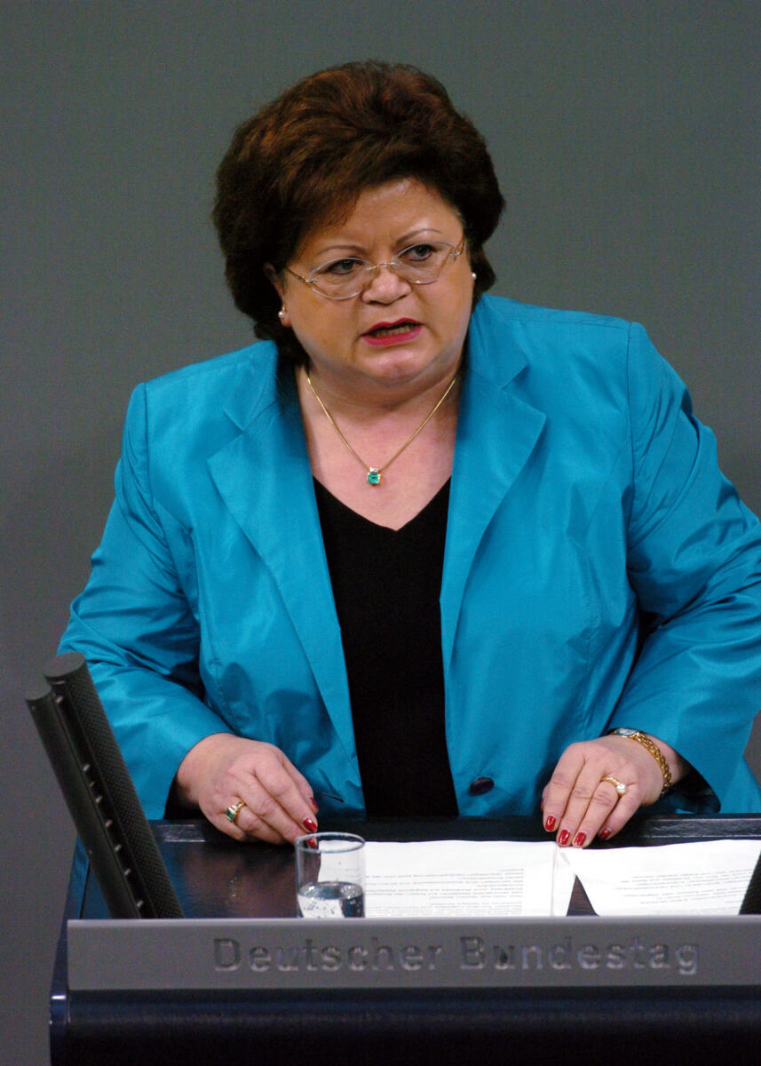 Schäfer, Anita Jahresbericht des Wehrbeauftragten 2004, Deutscher Bundestag, TOP 12, Rede, Anita Schäfer, MdB, CDU/CSU.; Rednerpult.