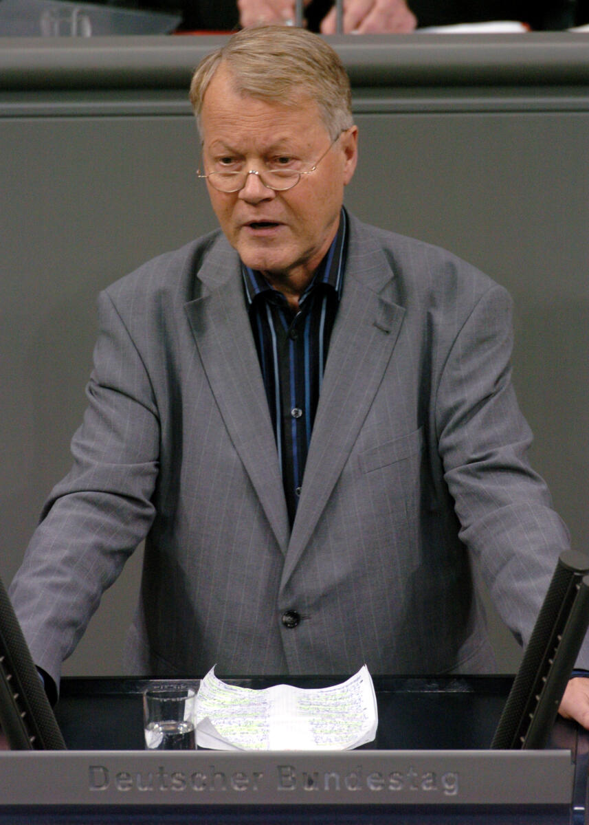 Nachtwei, Winfried Jahresbericht des Wehrbeauftragten 2004, Deutscher Bundestag, TOP 12, Rede, Winfried Nachtwei, MdB, Bündnis 90/Die Grünen.; Rednerpult.
