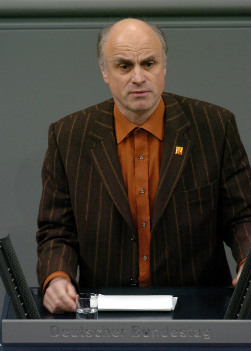 Schäfer, Paul Jahresbericht des Wehrbeauftragten 2004, Deutscher Bundestag, TOP 12, Rede, Paul Schäfer, MdB, Die Linke.; Rednerpult.