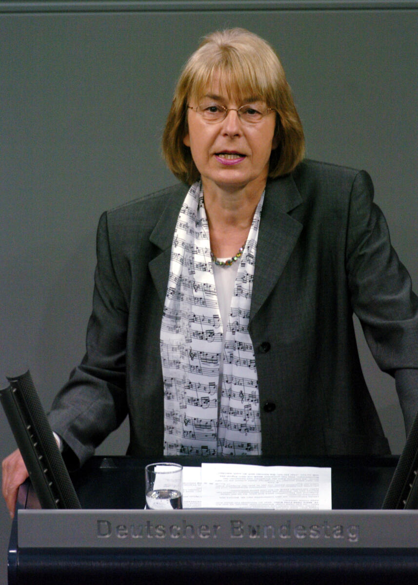 Wegener, Hedi Jahresbericht des Wehrbeauftragten 2004, Deutscher Bundestag, TOP 12, Rede, Hedi Wegener, MdB, SPD.; Rednerpult.