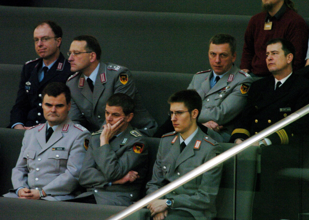  Jahresbericht des Wehrbeauftragten 2004, Deutscher Bundestag, TOP 12,  Zuschauer auf der Tribüne.