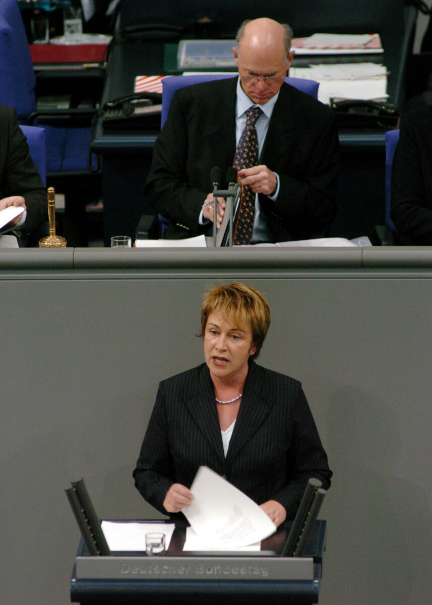 Lammert, Norbert; Evers-Meyer, Karin Karin Evers-Meyer, MdB, SPD, Rede, Deutscher Bundestag, 12. Sitzung, TOP 13, Thema: Europäische Antidiskriminierungsrichtlinien. Vorsitz: Bundestagspräsident Dr. Norbert Lammert, CDU/CSU. 

Rednerpult.