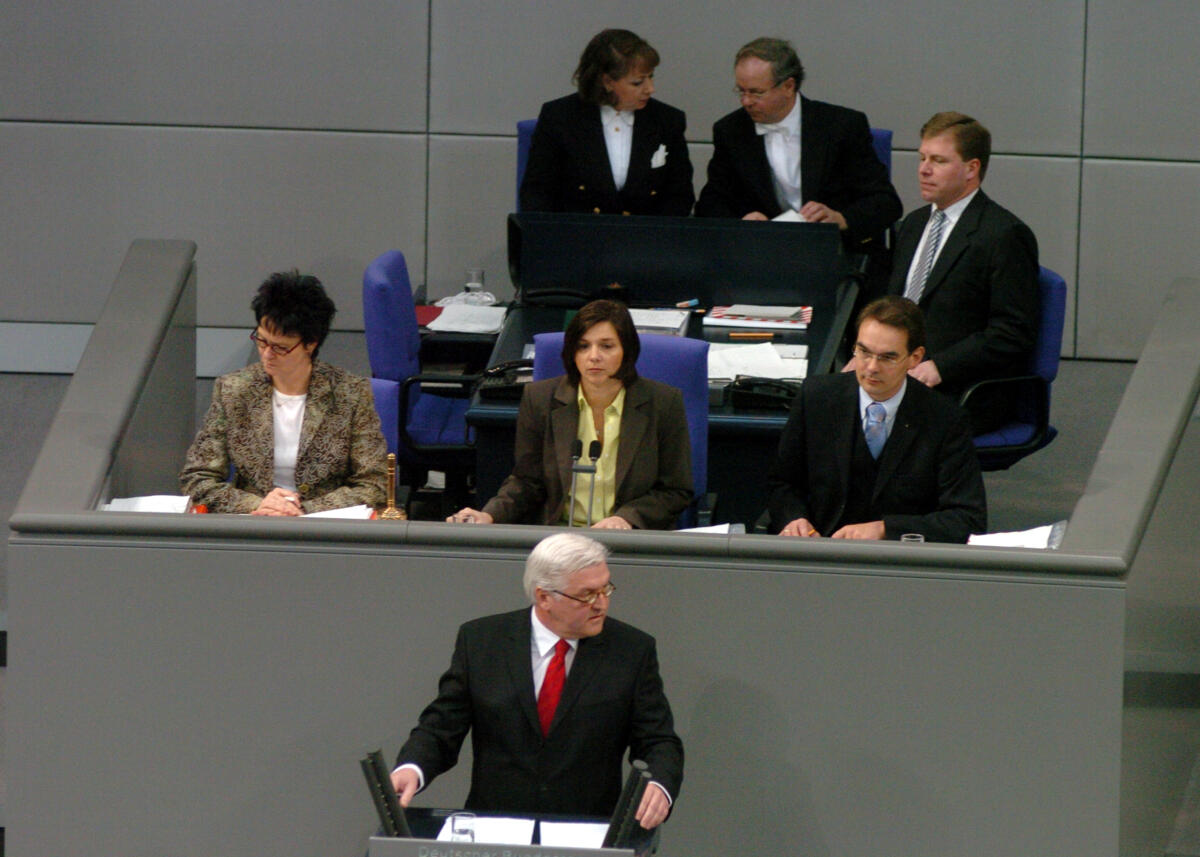 Liebing, Ingbert; Steinmeier, Frank-Walter; Göring-Eckardt, Katrin Inbert Liebing, MdB, CDU/CSU, Schriftführer, (re.), Deutscher Bundestag, 12. Sitzung, ZP 7, Thema: Vereinbarte Debatte zu Berichten über die Rolle von BND-Mitarbeitern beim Irakkrieg. Vorsitz: Bundestagsvizepräsidentin  Katrin Göring-Eckardt, Bündnis 90/Die Grünen, (mitte). Im Vordergrund am Rednerpult Bundesminister des Auswärtigen, Frank-Walter Steinmeier, SPD.
