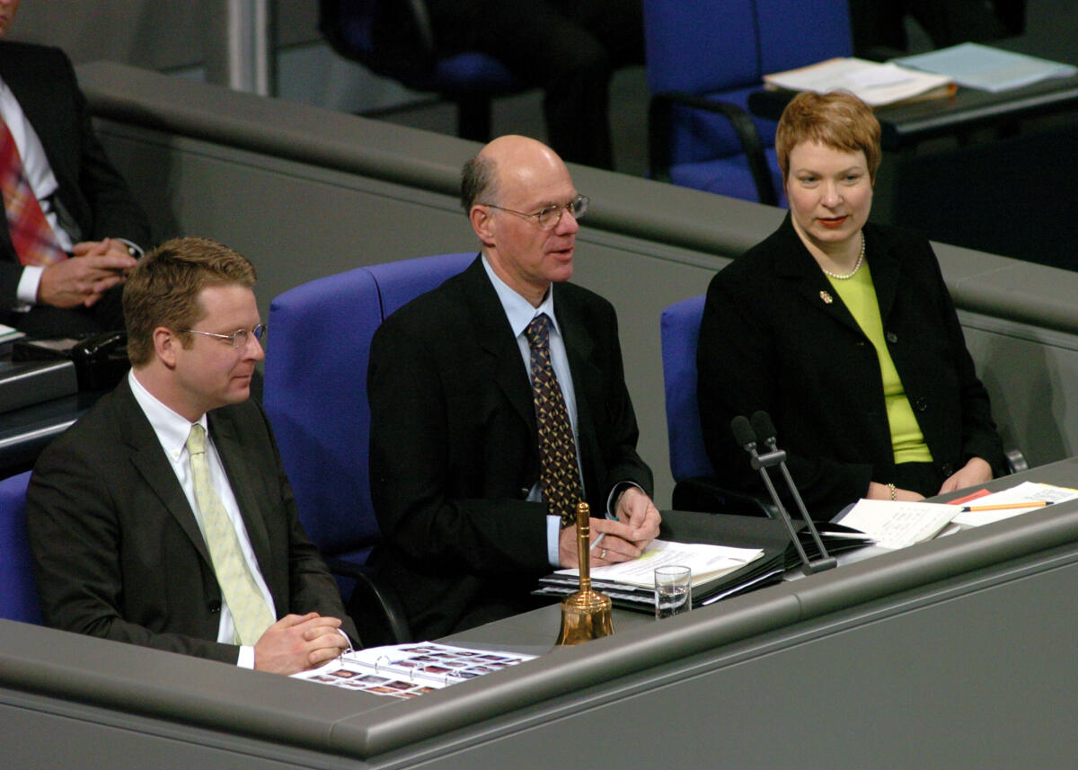 Carsten Müller, MdB, CDU/CSU, Schriftführer, (li.), Sibylle Laurischk, MdB, FDP, Schriftführerin (re) Deutscher Bundestag, 12. Sitzung, TOP 12, Thema: Jahresbericht des Wehrbeauftragten 2004. Vorsitz: Bundestagspräsident Dr. Norbert Lammert, CDU/CSU, (mitte). Müller, Carsten; Lammert, Norbert; Laurischk, Sibylle Carsten Müller, MdB, CDU/CSU, Schriftführer, (li.), Sibylle Laurischk, MdB, FDP, Schriftführerin (re) Deutscher Bundestag, 12. Sitzung, TOP 12, Thema: Jahresbericht des Wehrbeauftragten 2004. Vorsitz: Bundestagspräsident Dr. Norbert Lammert, CDU/CSU, (mitte).