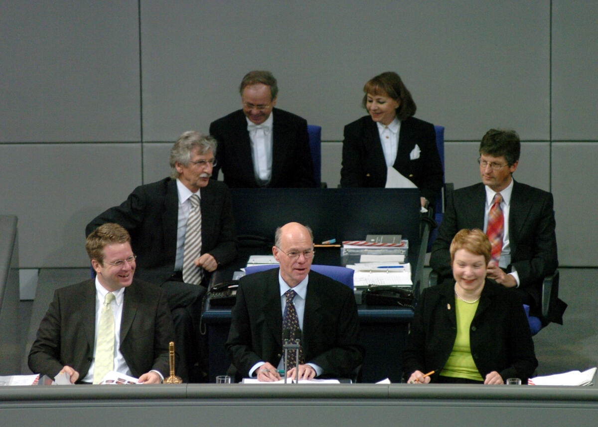 Müller, Carsten; Lammert, Norbert; Laurischk, Sibylle Carsten Müller, MdB, CDU/CSU, Schriftführer, (li.), Sibylle Laurischk, MdB, FDP, Schriftführerin (re) Deutscher Bundestag, 12. Sitzung, TOP 12, Thema: Jahresbericht des Wehrbeauftragten 2004. Vorsitz: Bundestagspräsident Dr. Norbert Lammert, CDU/CSU, (mitte).