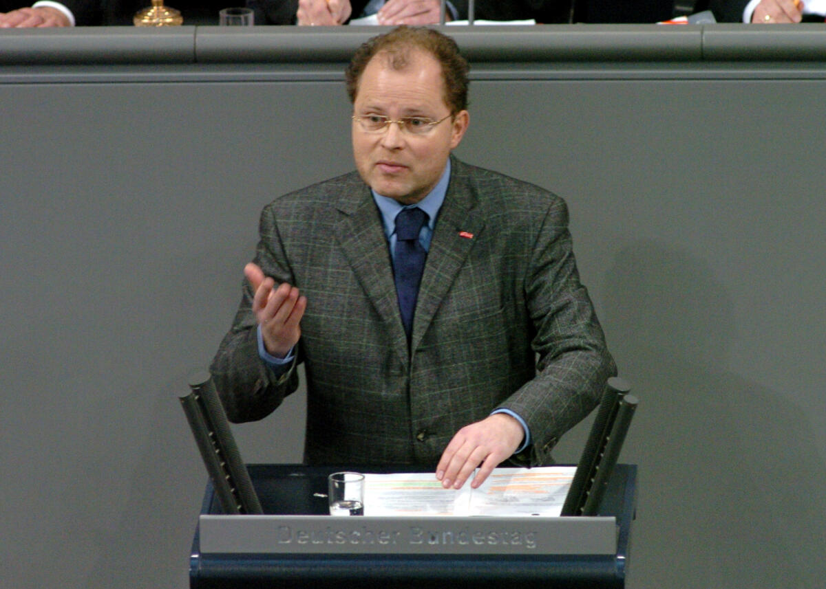 Lange, Christian Christian Lange, MdB, SPD, Rede, Deutscher Bundestag, 11. Sitzung, TOP 4, Thema: Gesetz gegen Wettbewerbsbeschränkungen. 

Rednerpult.