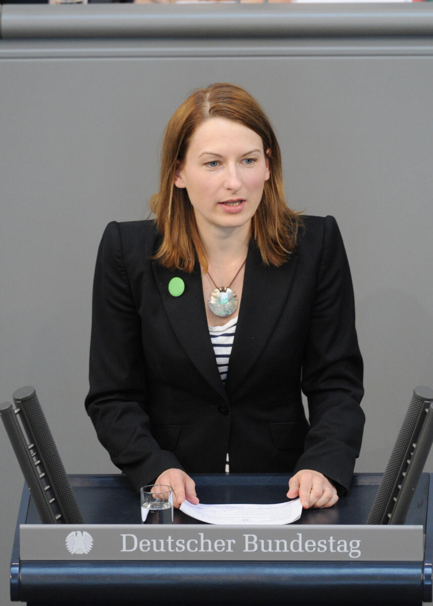 Maisch, Nicole Nicole Maisch, Bündnis 90/Die Grünen, Bundestagsabgeordnete, Abgeordnete, Mitglied Deutscher Bundestag, MdB, Rede, 100. Sitzung, Top 4, Thema: Kleinanlegerschutzgesetz, Redner 8.; Rednerpult.