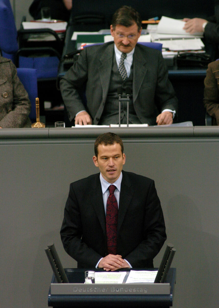 Albert Rupprecht, MdB, CDU/CSU, Rede, Deutscher Bundestag, 11. Sitzung, TOP 4, Thema: Gesetz gegen Wettbewerbsbeschränkungen. Vorsitz: Bundestagsvizepräsident Hermann Otto Solms, FDP
Rednerpult. Rupprecht, Albert; Solms, Hermann Otto Albert Rupprecht, MdB, CDU/CSU, Rede, Deutscher Bundestag, 11. Sitzung, TOP 4, Thema: Gesetz gegen Wettbewerbsbeschränkungen. Vorsitz: Bundestagsvizepräsident Hermann Otto Solms, FDP
Rednerpult.
