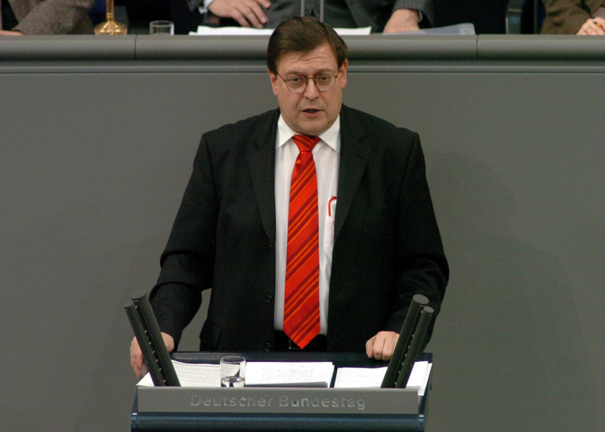 Tauss, Jörg Jörg Tauss, MdB, SPD, Rede, Deutscher Bundestag, 11. Sitzung, TOP 4, Thema: Gesetz gegen Wettbewerbsbeschränkungen. 

Rednerpult.