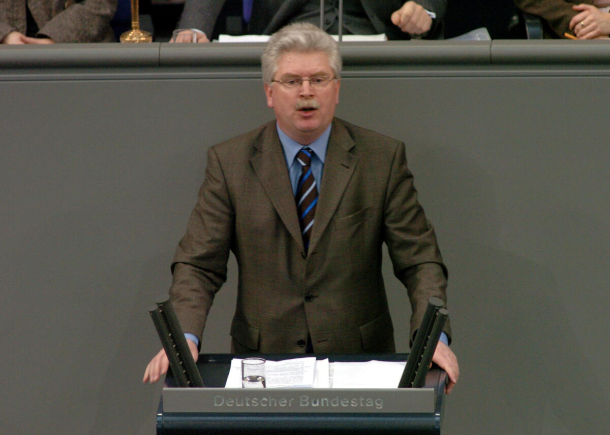 Zeil, Martin Martin Zeil, MdB, FDP, Rede, Deutscher Bundestag, 11. Sitzung, TOP 4, Thema: Gesetz gegen Wettbewerbsbeschränkungen. 

Rednerpult.