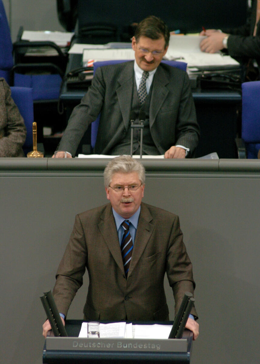 Zeil, Martin; Solms, Hermann Otto Martin Zeil, MdB, FDP, Rede, Deutscher Bundestag, 11. Sitzung, TOP 4, Thema: Gesetz gegen Wettbewerbsbeschränkungen. Vorsitz: Bundestagsvizepräsident Hermann Otto Solms, FDP

Rednerpult.