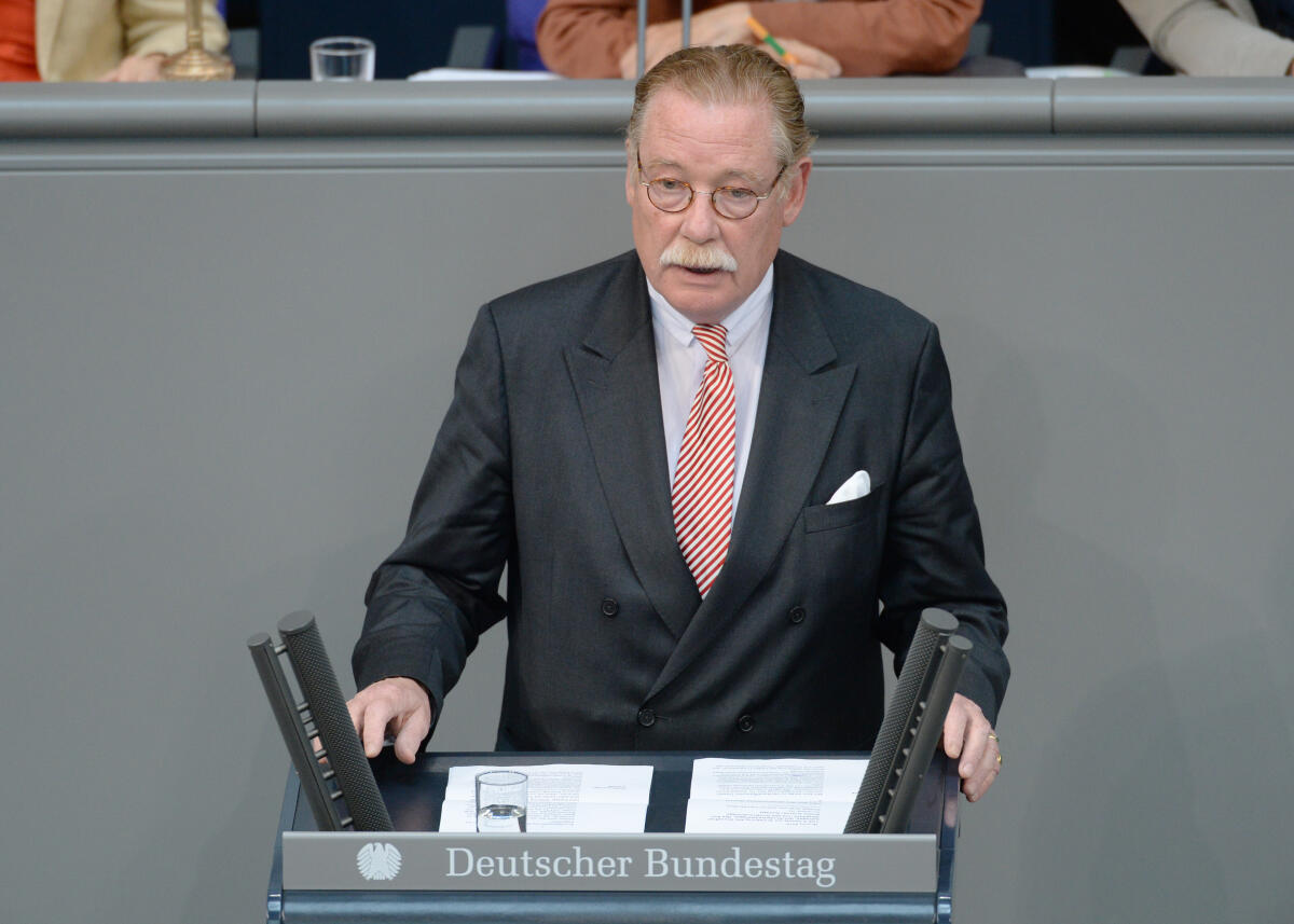 Philipp Graf Lerchenfeld, CDU/CSU, Bundestagsabgeordneter, Abgeordneter, Mitglied Deutscher Bundestag, MdB, Rede, 112. Sitzung, Top 6, Thema: Grundfreibetrag, Kinderfreibetrag, geld, -zuschlag.; Rednerpult. Lerchenfeld, Graf Philipp Philipp Graf Lerchenfeld, CDU/CSU, Bundestagsabgeordneter, Abgeordneter, Mitglied Deutscher Bundestag, MdB, Rede, 112. Sitzung, Top 6, Thema: Grundfreibetrag, Kinderfreibetrag, geld, -zuschlag.; Rednerpult.